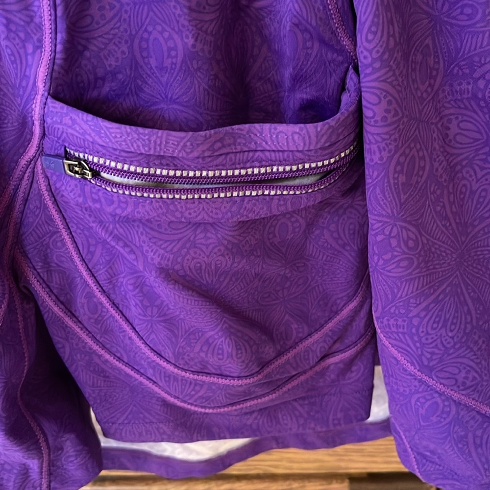 Athleta Key Hole Built In Bra Athletic Top EUC XL - Picture 6 of 13